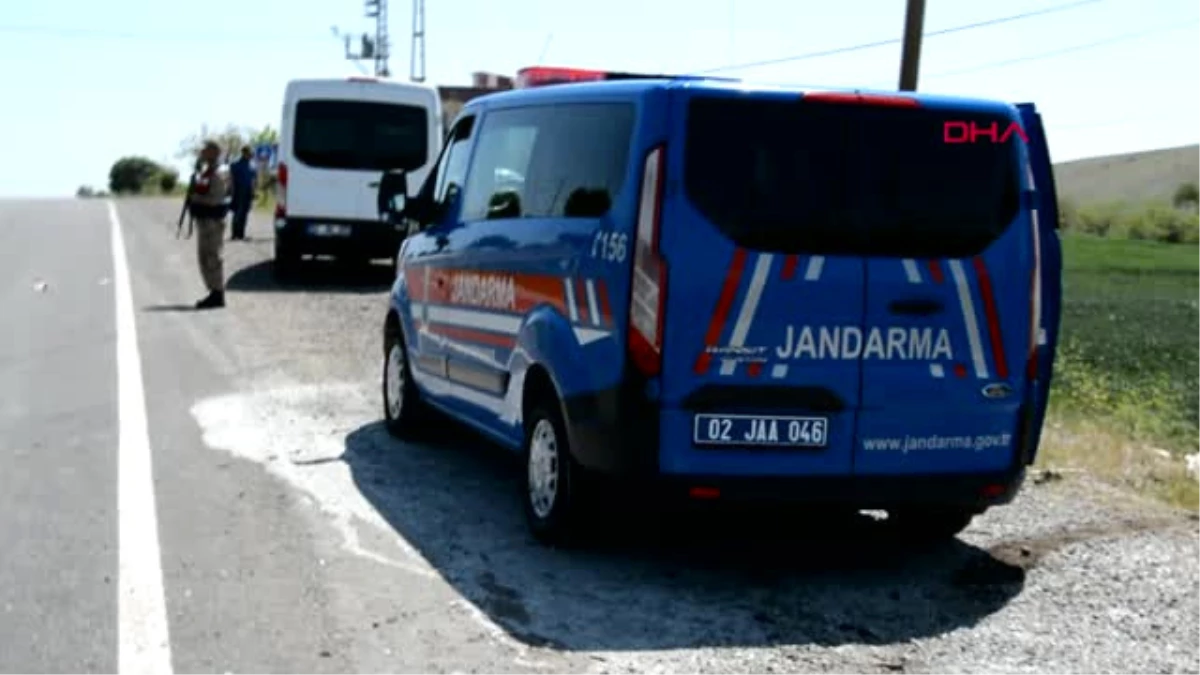 Adıyaman Diyaliz Hastalarını Taşıyan Minibüs ile Otomobil Çarpıştı 11 Yaralı
