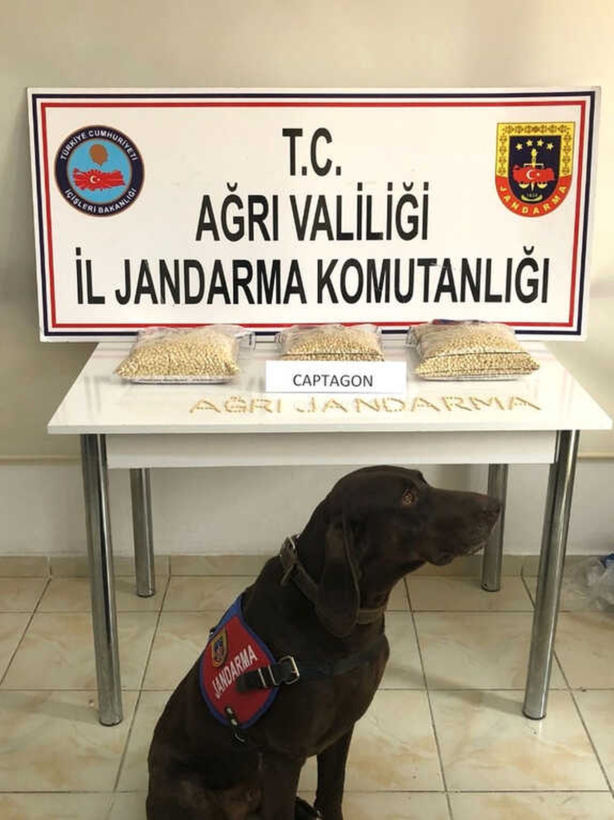 Ağrı\'da Kaza Yapan Tırdan 2 Milyonluk Uyuşturucu Çıktı