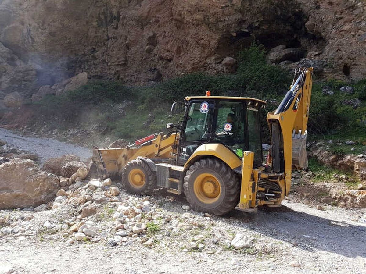 Arama Kurtarma İçin İş Makinesiyle Yol Açıldı