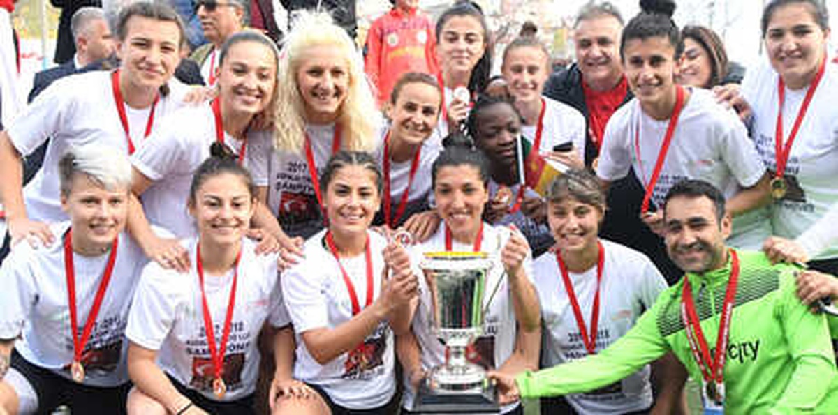 Ataşehir Belediyespor Kupasını Aldı