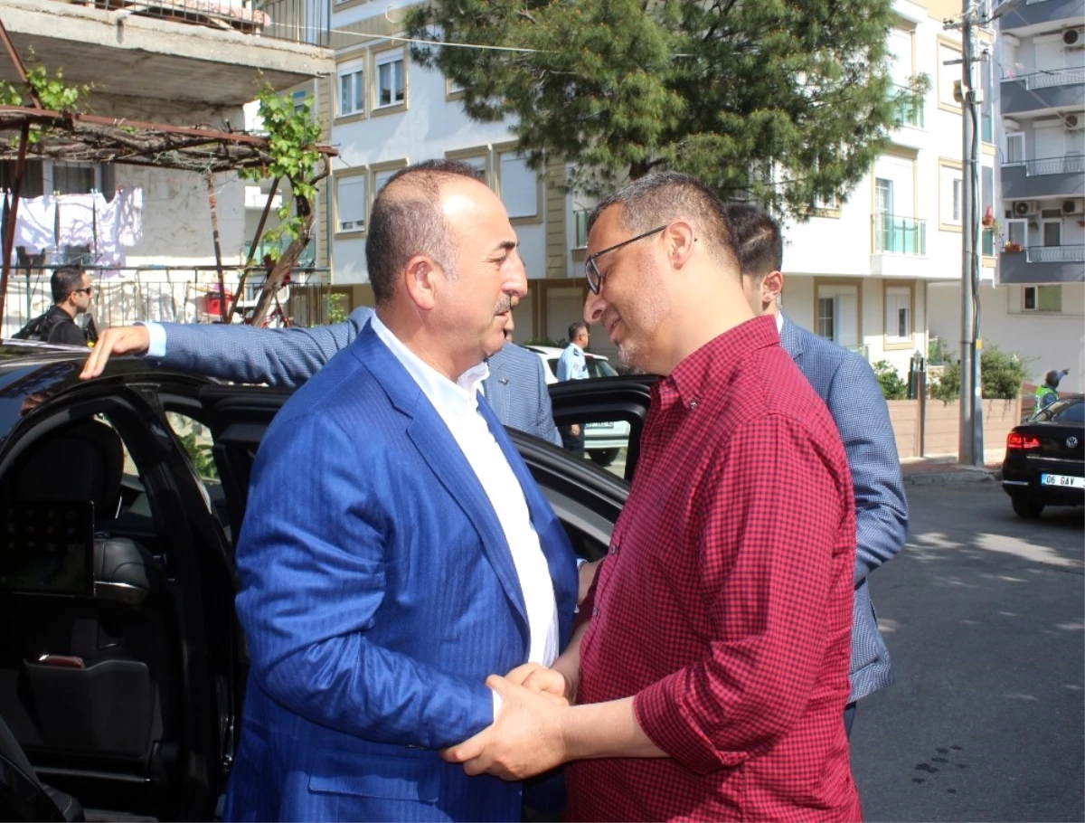 Bakan Çavuşoğlu\'ndan, Cumhurbaşkanı Erdoğan\'ın Avukatı Ahmet Özel ve Ailesine Taziye Ziyareti