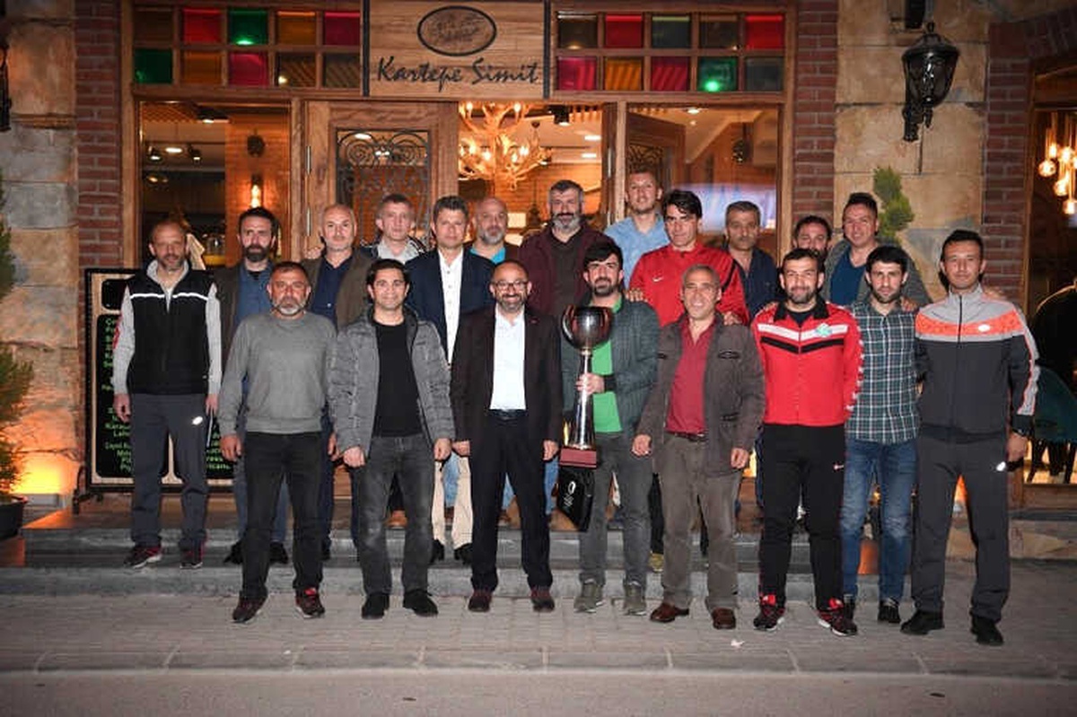 Başkan Üzülmez Şampiyon Kartepe Masterler Takımı ile Bir Araya Geldi