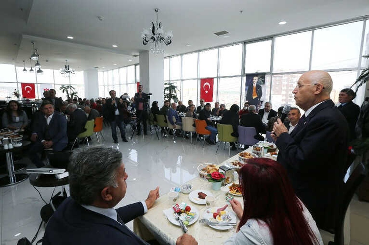 Başkan Yaşar Ata Mahallesi Esnafıyla Kahvaltıda Buluştu