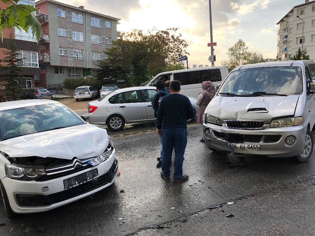 Başkent\'te Yarım Saat Arayla İki Ayrı Kaza: 11 Yaralı