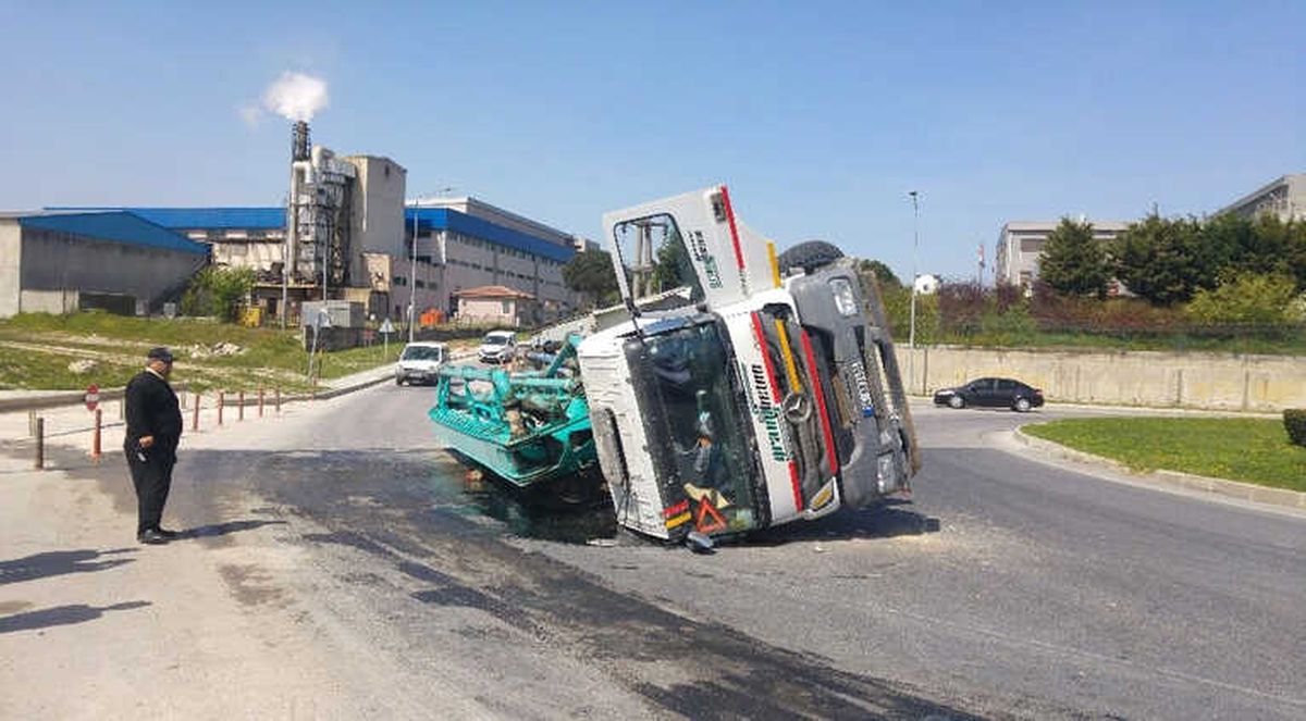 Beton Pompası Devrildi: 2 Yaralı