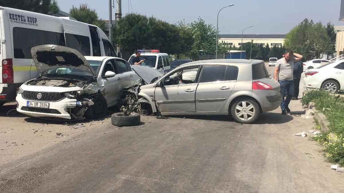 Bursa\'da İki Araç Kafa Kafaya Çarpıştı, 3 Kişi Yaralandı