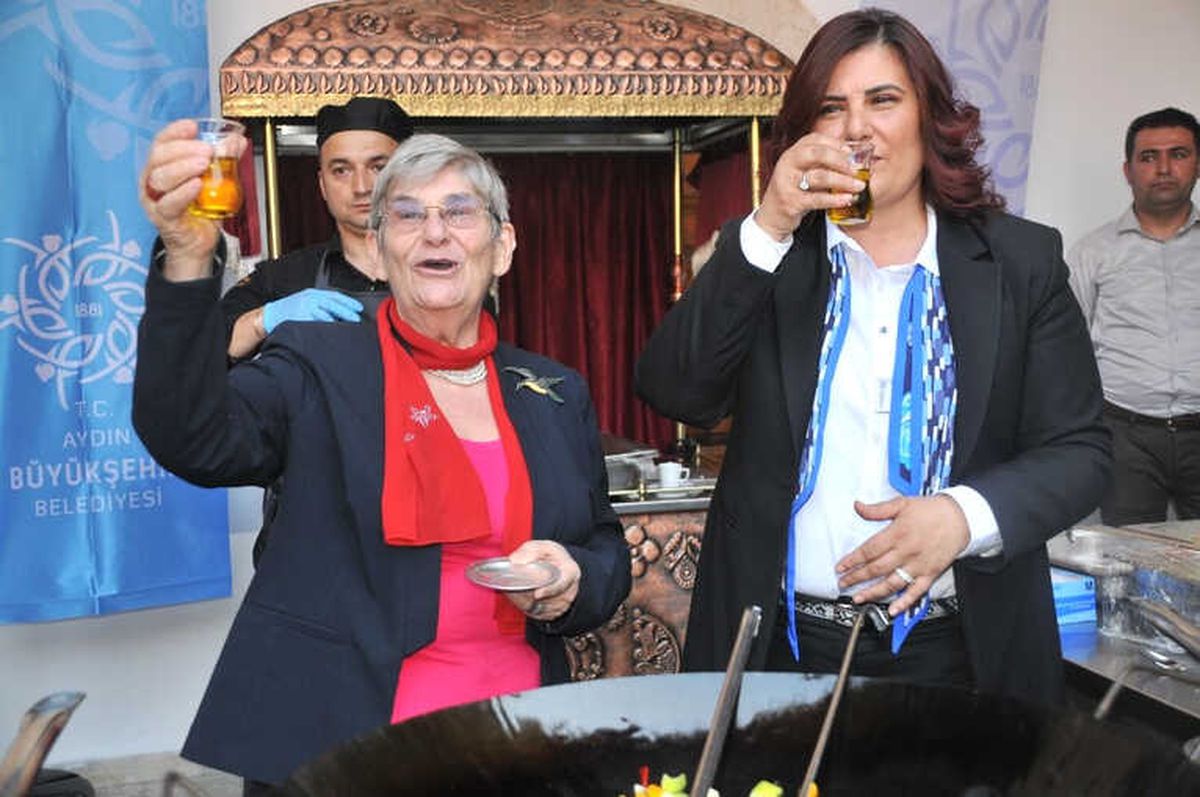 Canan Karatay Su İçer Gibi Zeytinyağı İçti