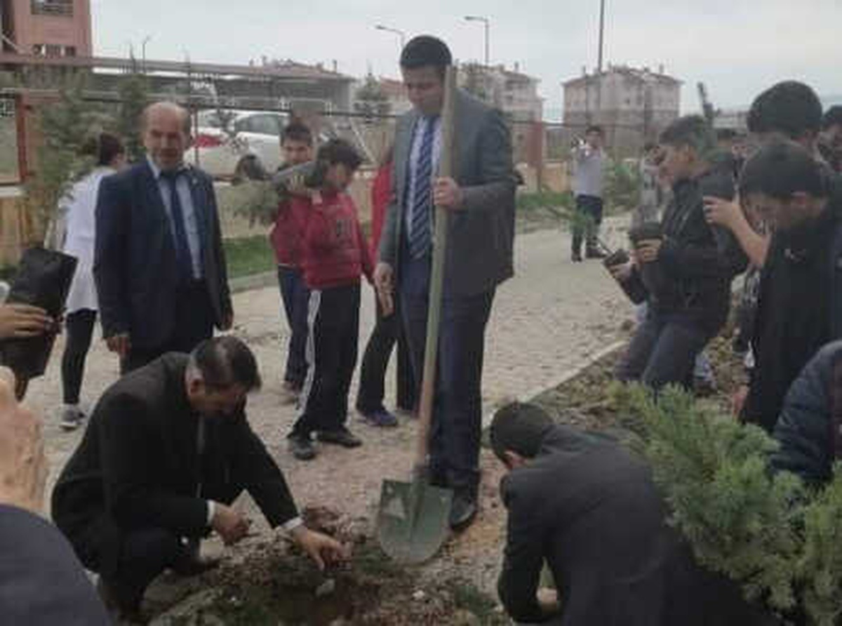 Çavdarhisar Ortaokulu\'nda Fidan Dikimi ve Bahar Şenliği