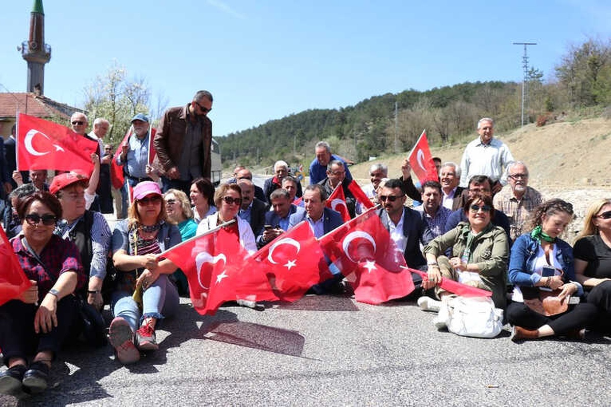 CHP\'li Vekil Yol Kapattı, Araçlar Dakikalarca Bekledi