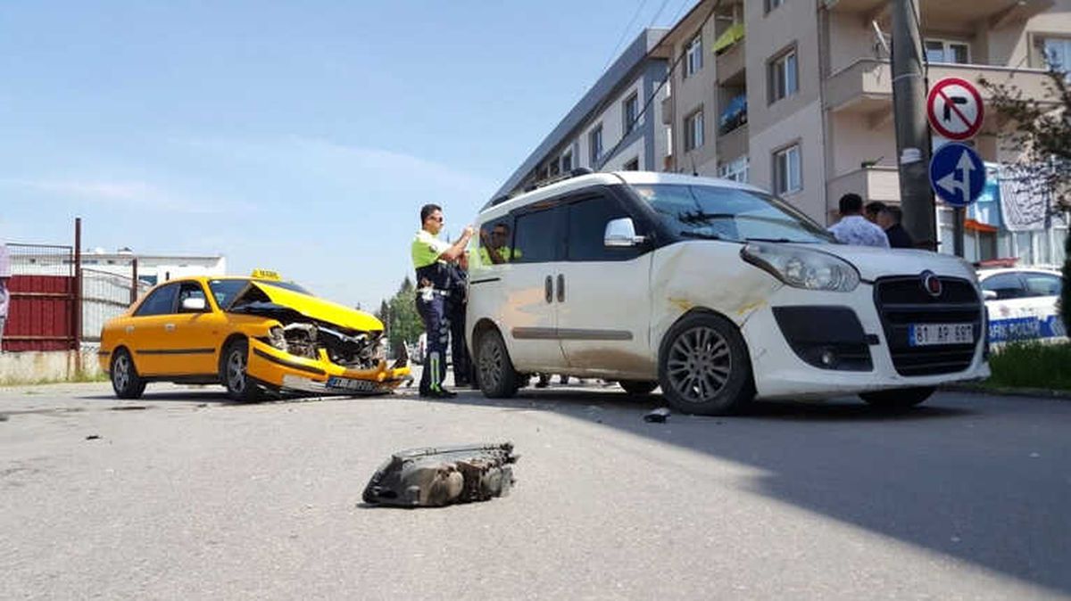 Düzce\'de Otomobille Hafif Ticari Araç Çarpıştı: 3 Yaralı