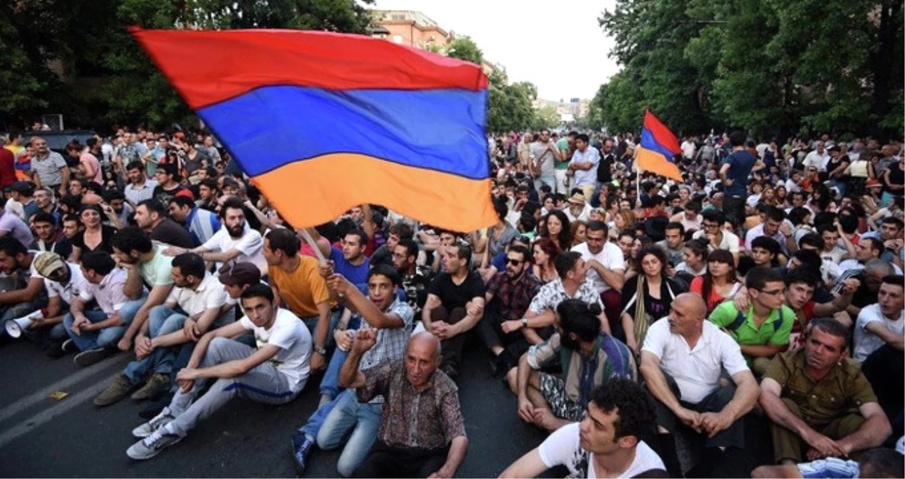 Ermenistan\'da Göstericiler Devlet Radyosunu Bastı