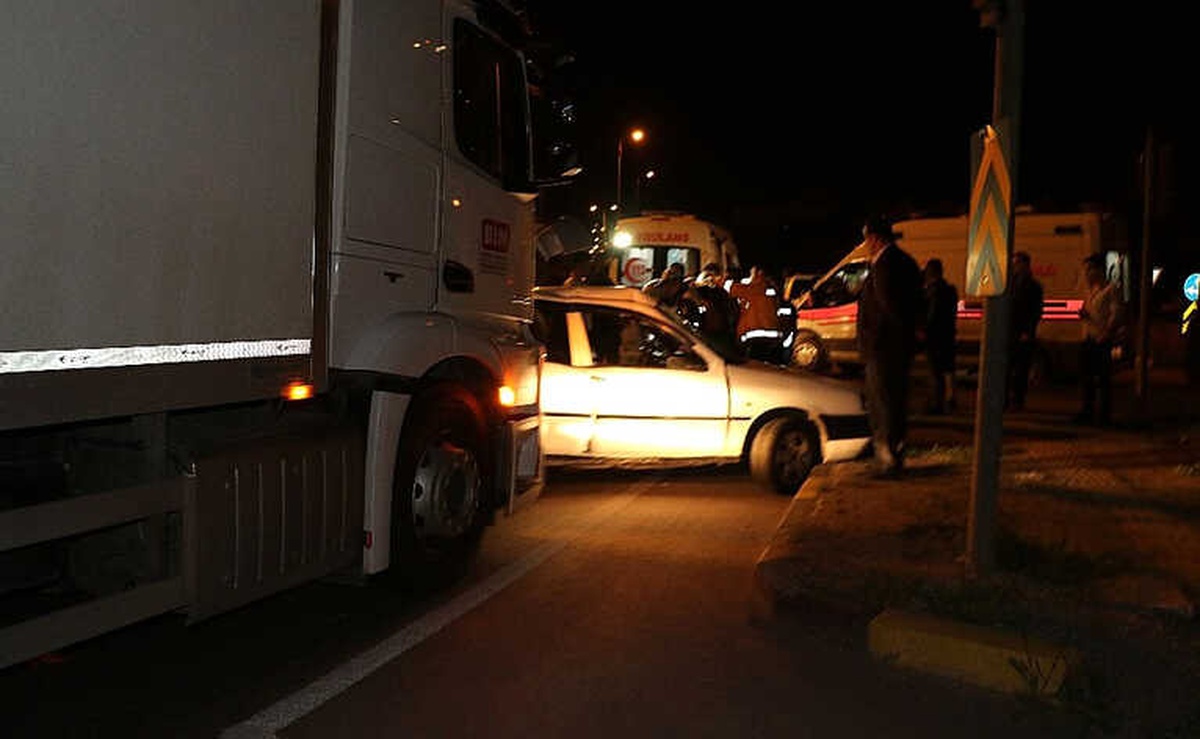 Kamyon ile Otomobil Çarpıştı: 5 Yaralı