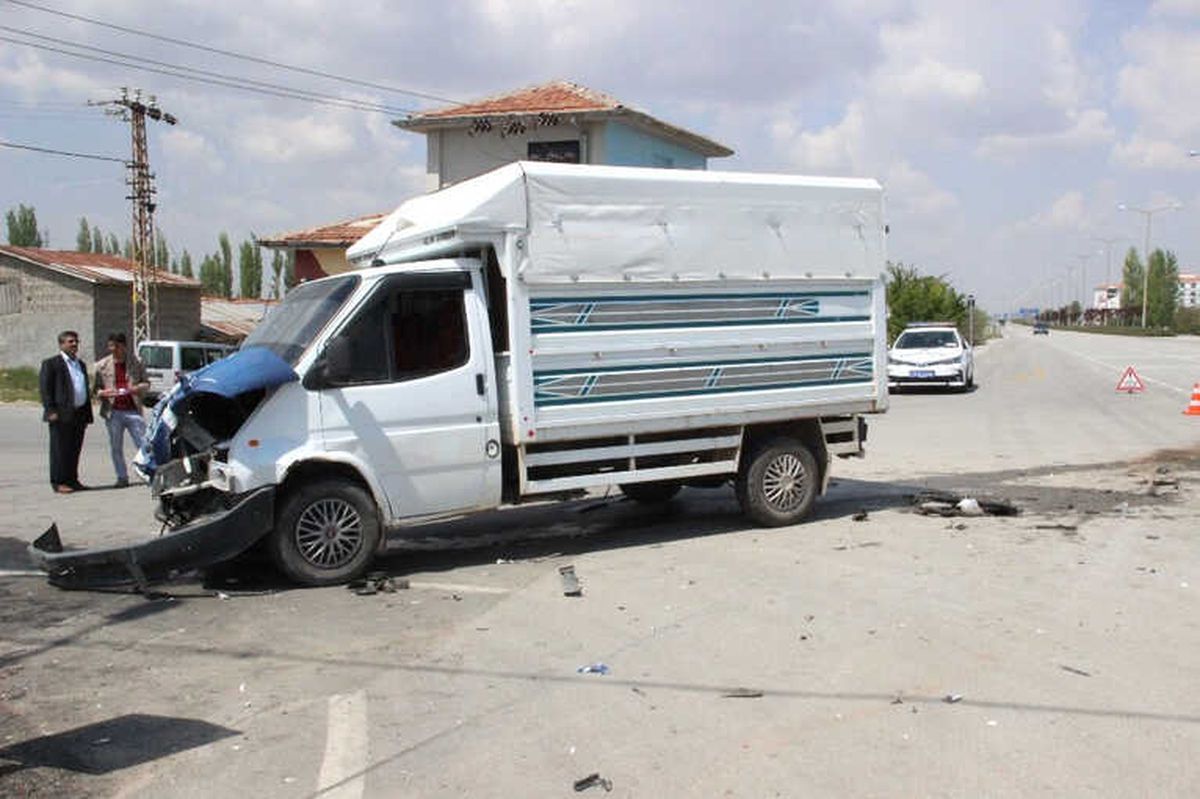 Minibüsle Kamyonet Çarpıştı: 2 Yaralı