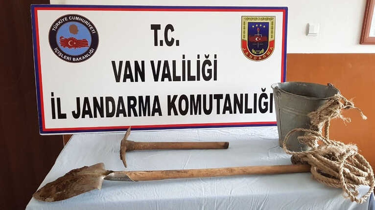 Muradiye\'de Kaçak Kazı Yapanlar Suçüstü Yakalandı