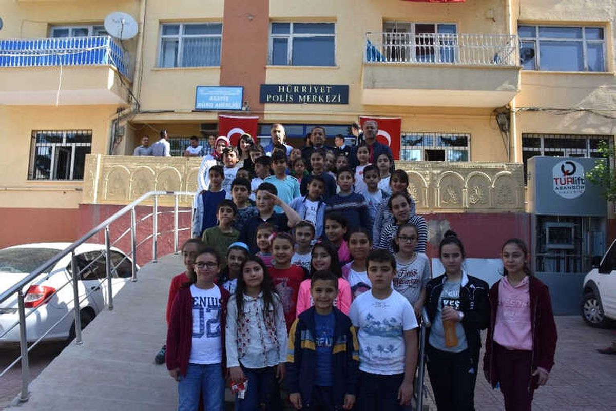 Öğrenciler Polislerle Bir Araya Geldi