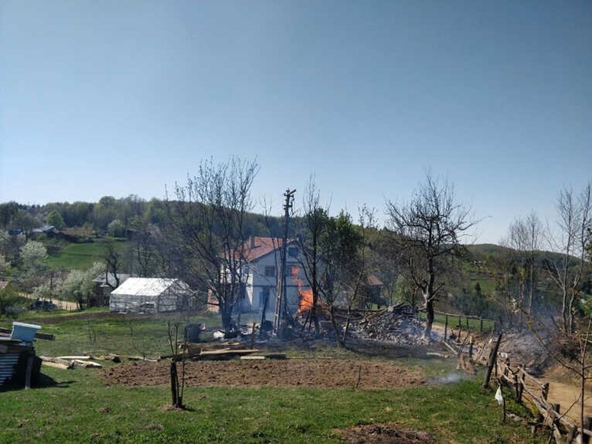 Sobadan Çıkan Yangında Bir Ev ve Ahır Kullanılamaz Hale Geldi
