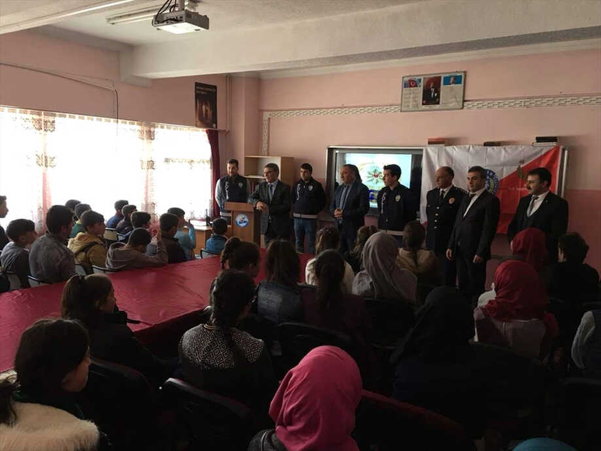 Tatvan Polisinden Öğrencilere Seminer