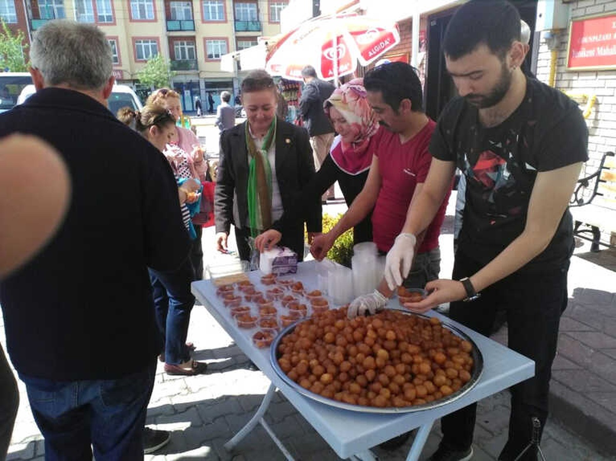 Yenikent Muhtarı Nezahat Nazik\'ten Lokma İkramı