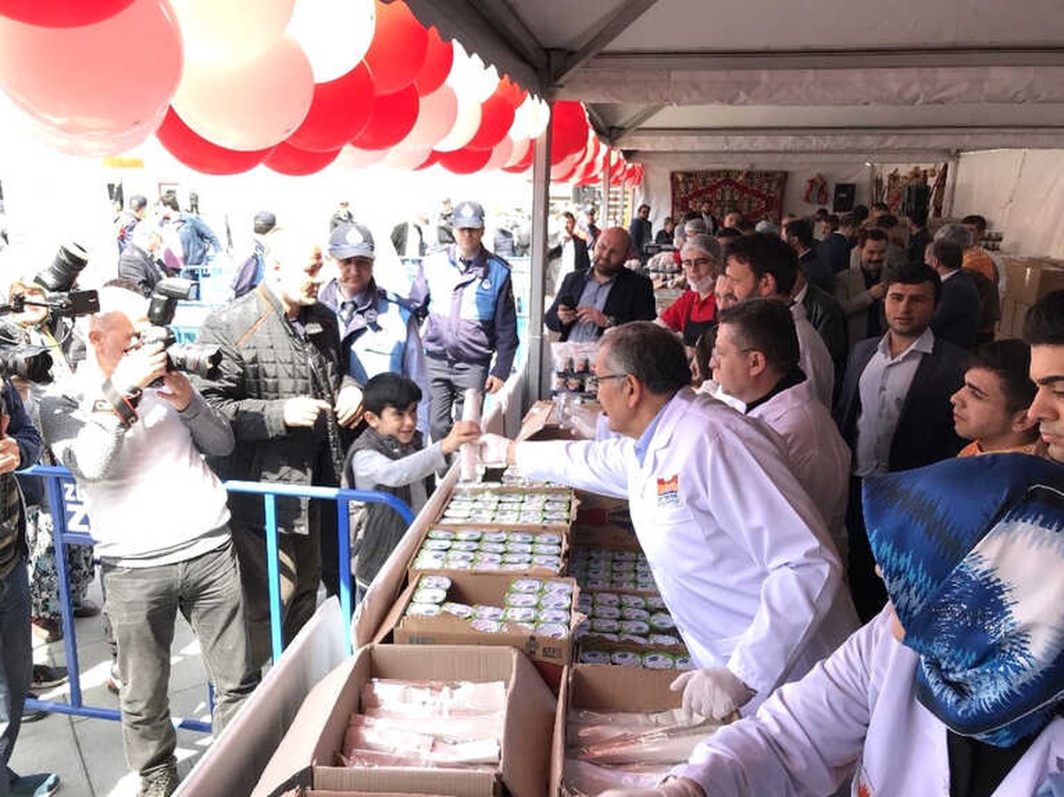 Zeytinburnu\'nda Vatandaşlar Çiğ Köfteye Doydu