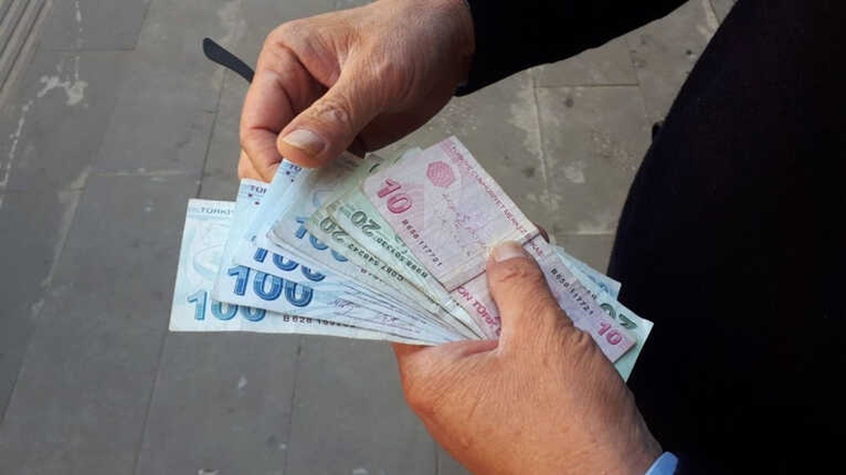 112 Görevlisi Atm\'de Unutulan Parayı Polise Teslim Etti