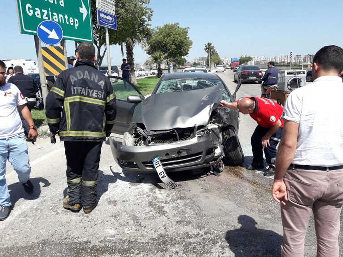 Adana\'da Trafik Kazası: 3 Yaralı