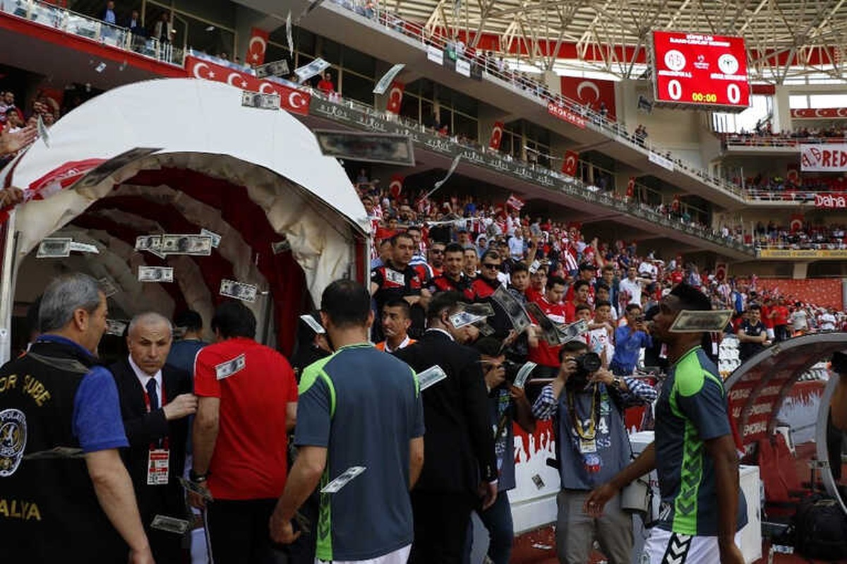 Antalyaspor Taraftarlarından Eto\'o\'ya Paralı Protesto