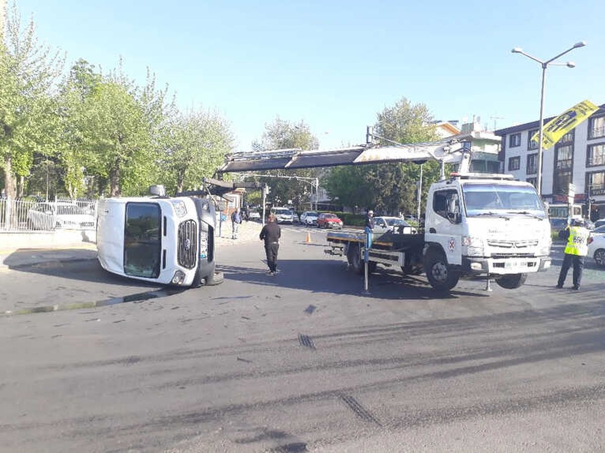 Askeri Personel Taşıyan Servis Minibüsü Devrildi: 5 Yaralı