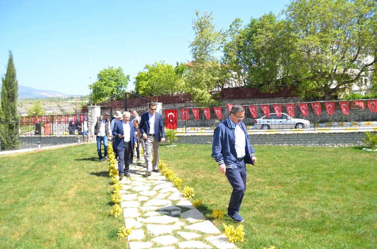 Bakan Yardımcıları Şehidin Mezarını Ziyaret Etti