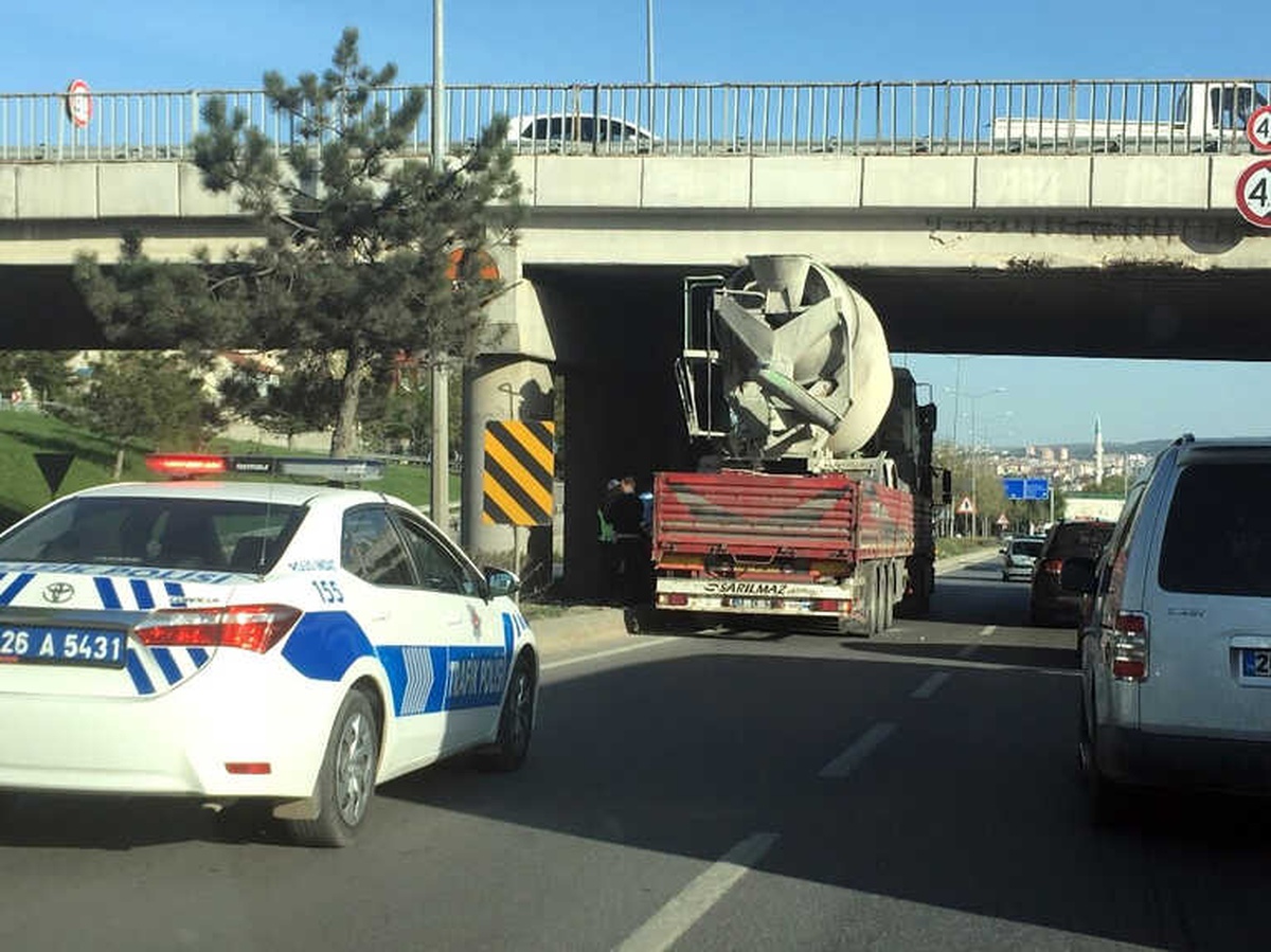 Beton Mikseri Köprüye Takıldı