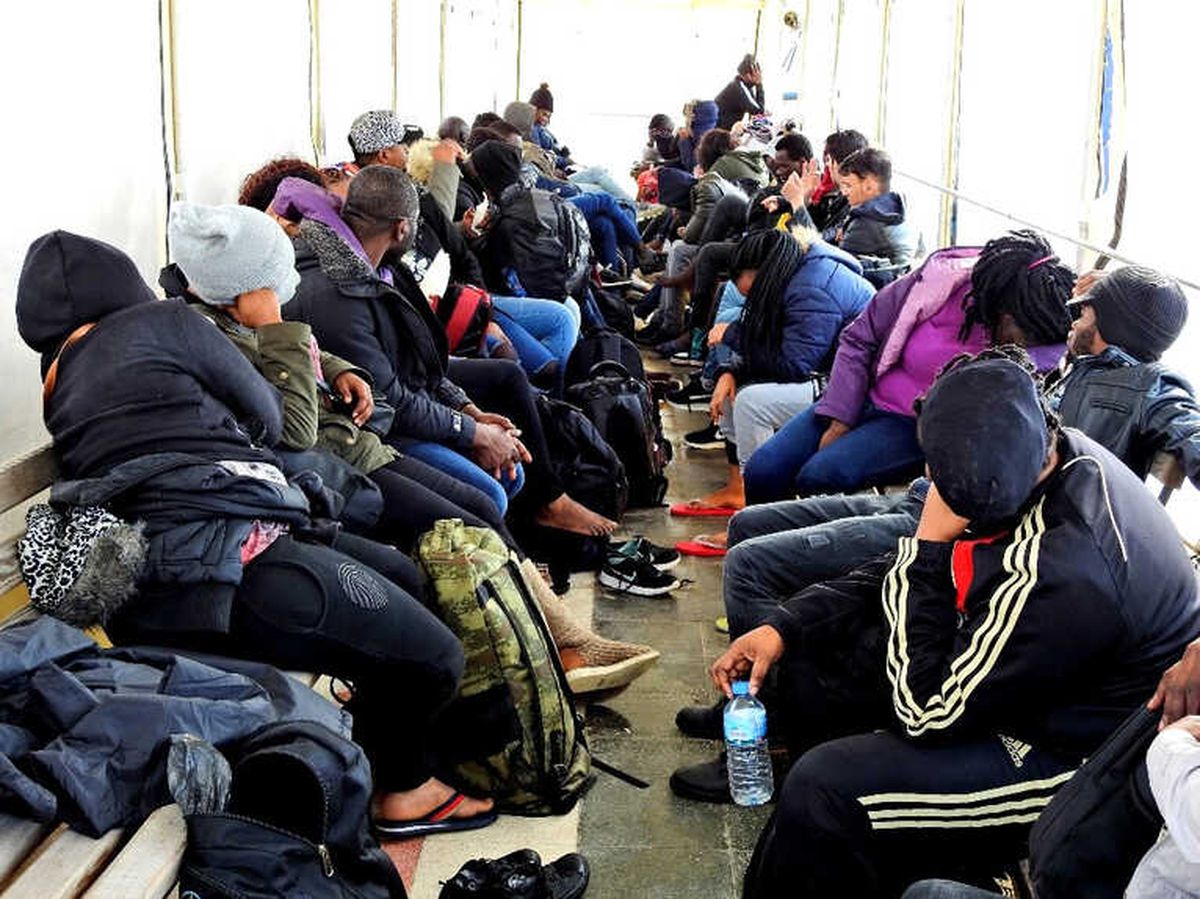 Çeşme\'de Çoğunluğu Afrikalı 46 Kaçak Göçmen Yakalandı