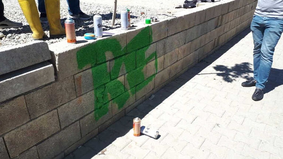 Duvar Boyayan Gençler Polisi Harekete Geçirdi