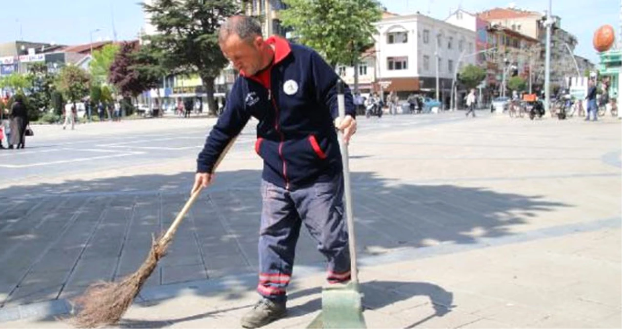 Temizlik İşçisi Yerde Bulduğu Altın ve Para Dolu Çantayı Polise Teslim Etti