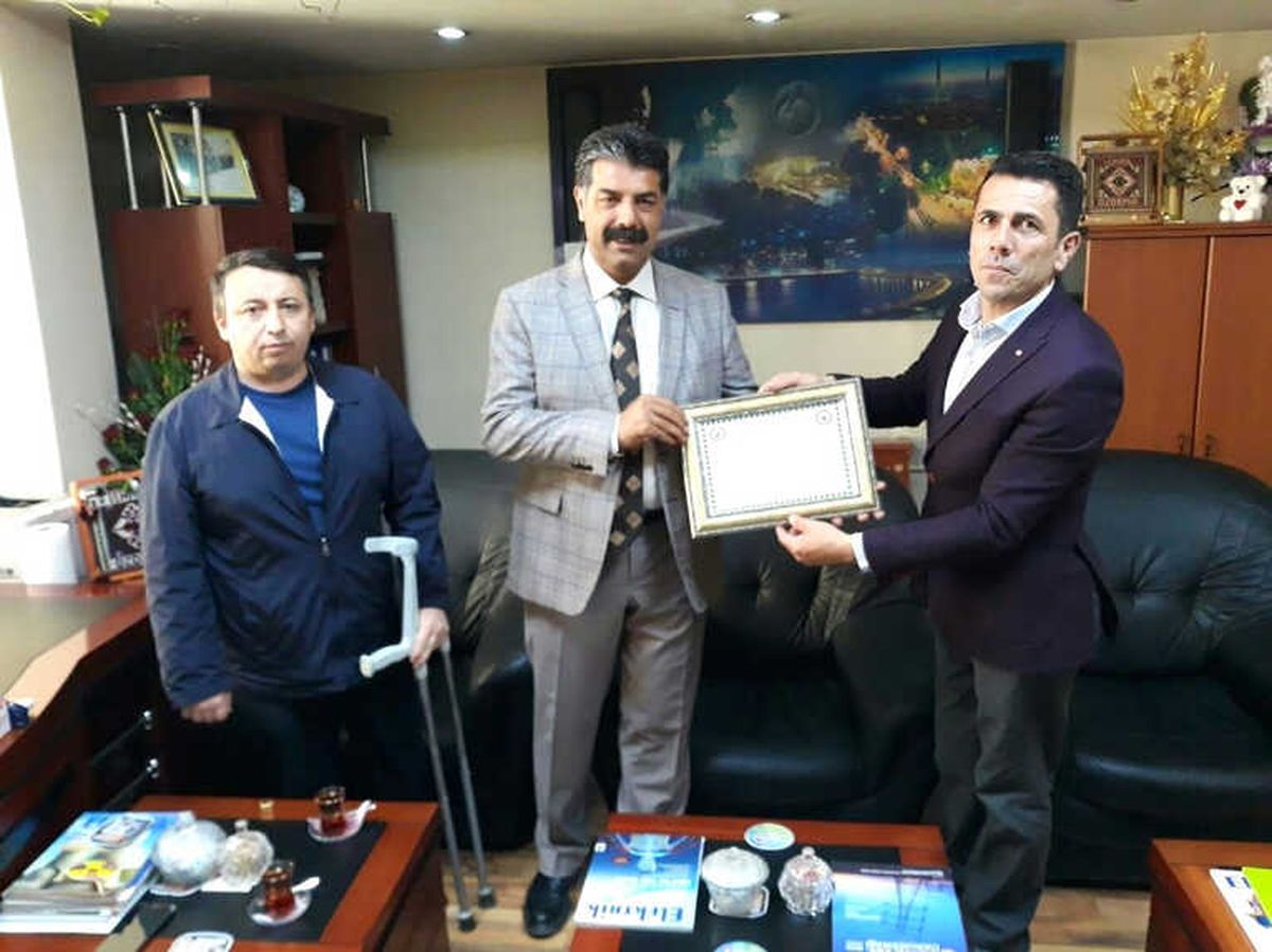 Engellilerden Müdür Özdemir\'e Teşekkür Plaketi