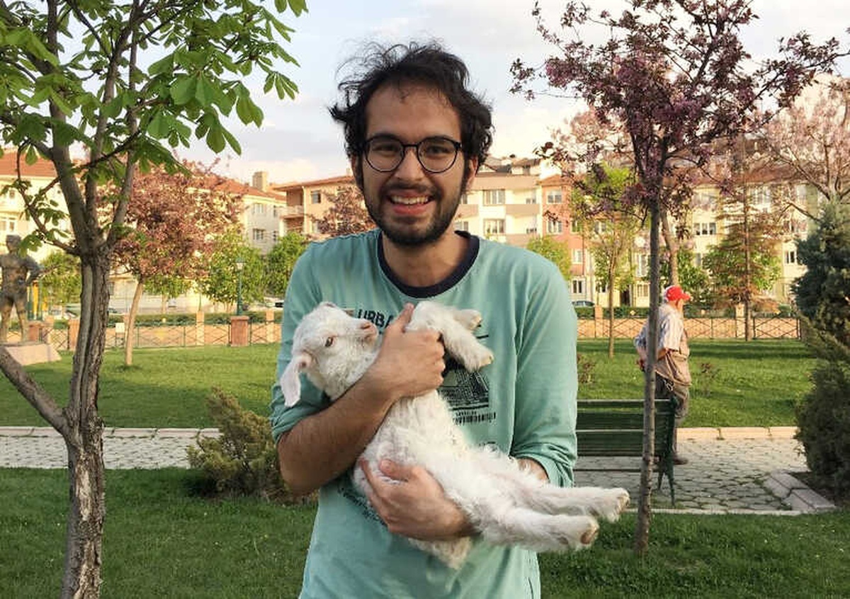 Evcil Kuzusuyla Parkta Gezintiye Çıktı