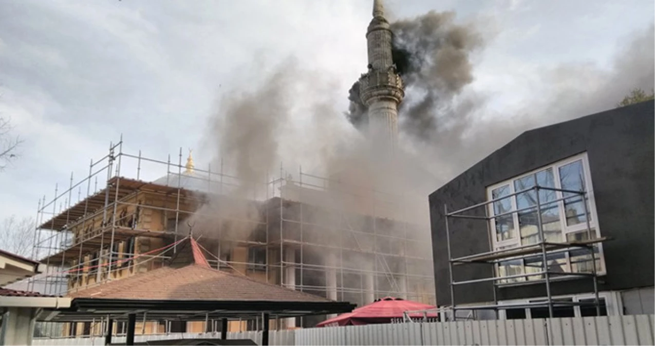 Şişli Teşvikiye Camii\'nde Yangın Çıktı