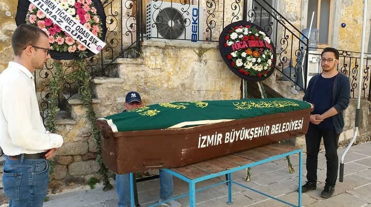 Foça, Sevilen Esnafını Kaybetti