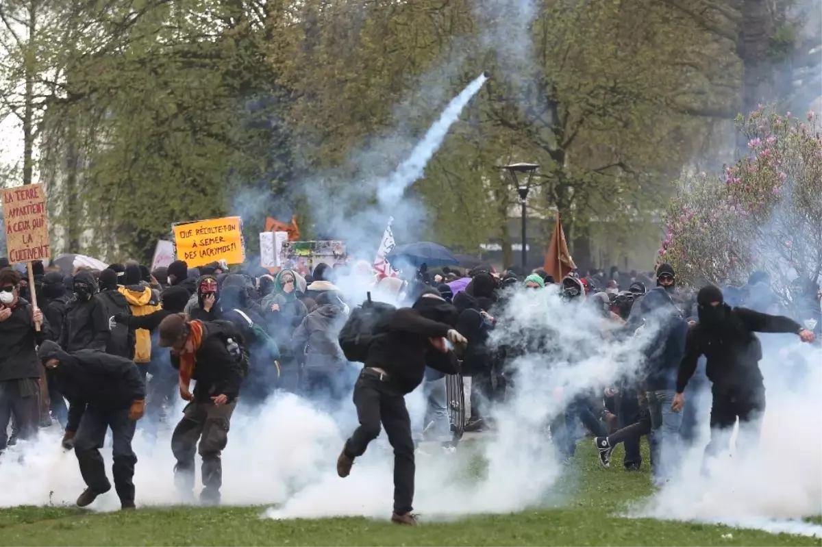 Fransa\'daki Protestolarda 63 Kişi Gözaltına Alındı