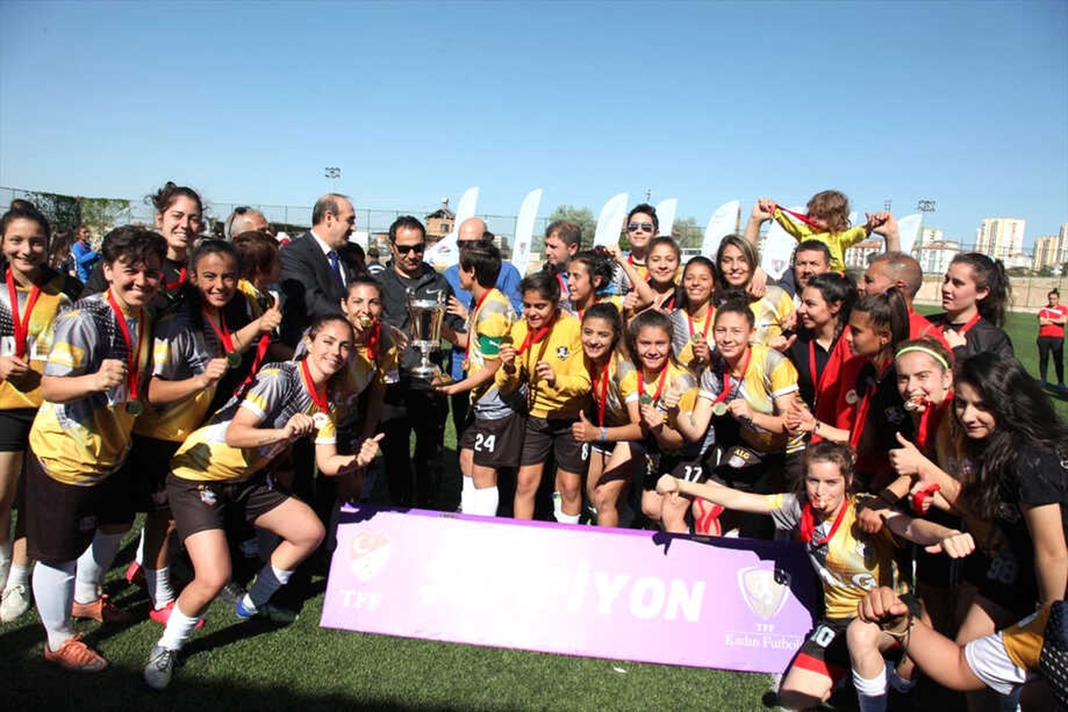 Futbol: Kadınlar ve 14 Yaş Altında Yükselme Maçları