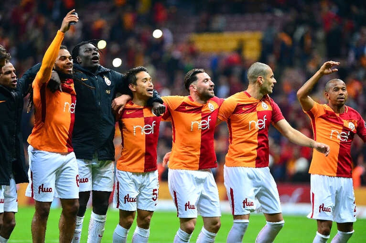 Galatasaray, Galibiyeti Taraftarıyla Kutladı