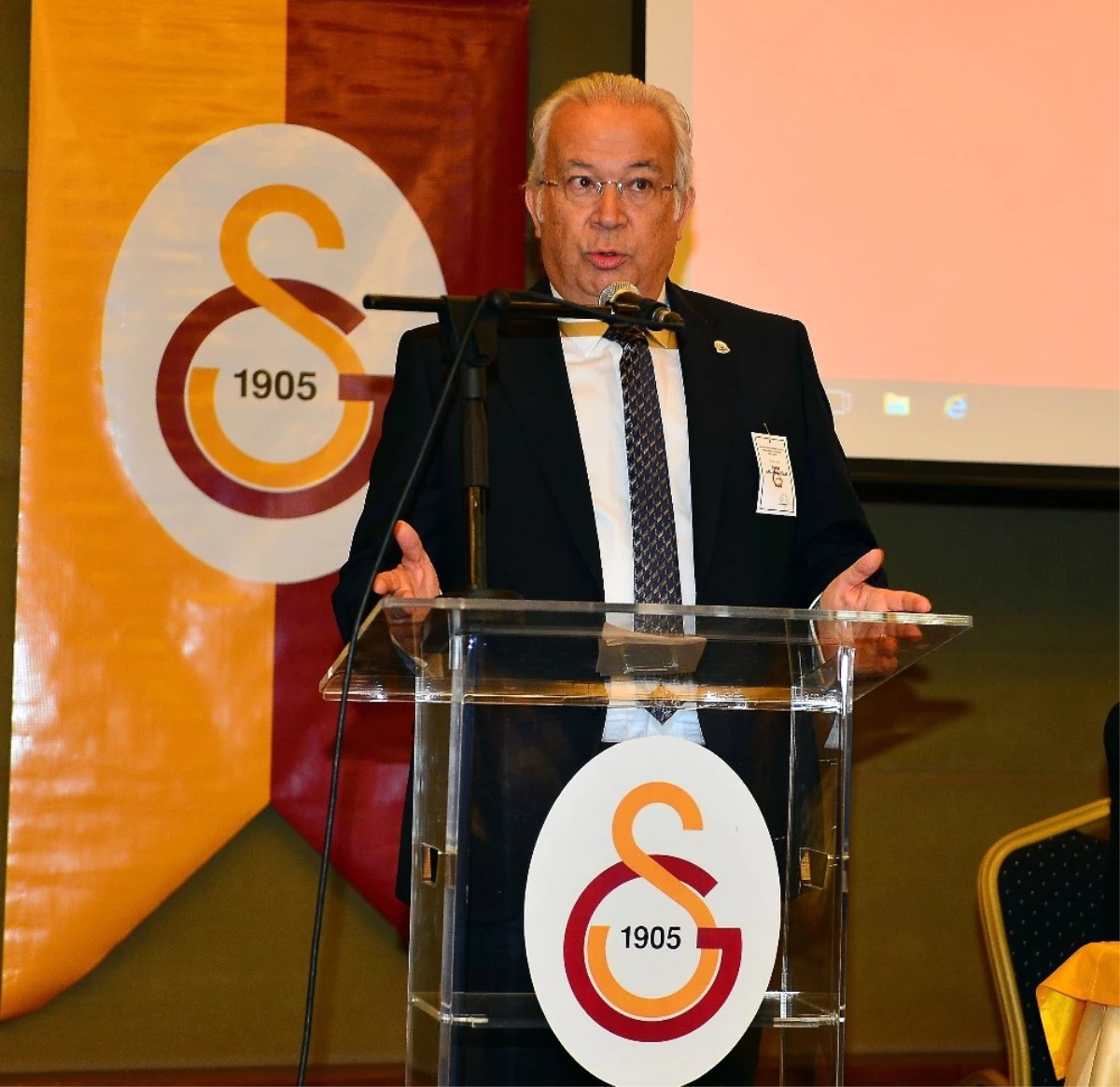 Galatasaray\'ın Yeni Divan Başkanı Eşref Hamamcıoğlu Oldu