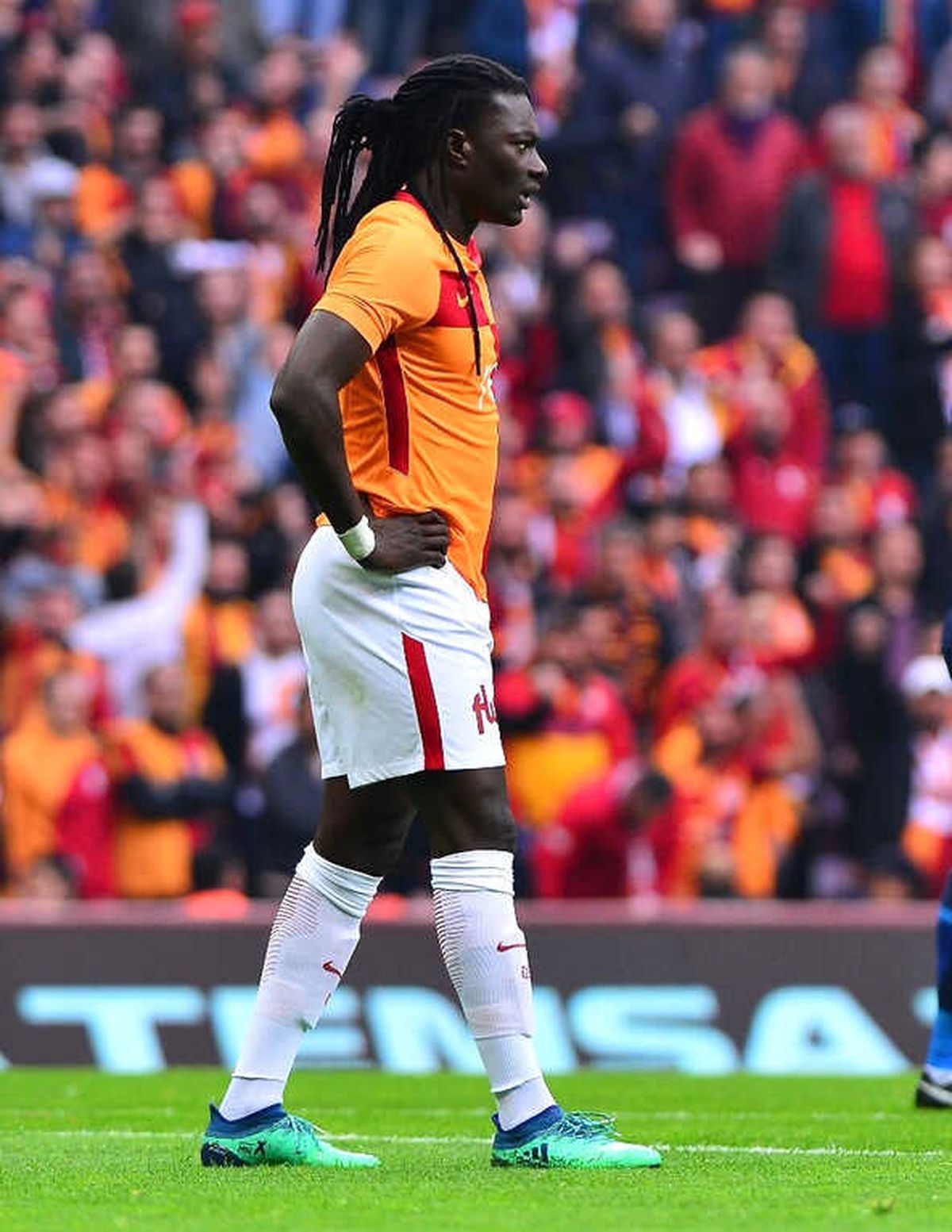 Gomis ve Adebayor, Geceyi Sessiz Kapadı