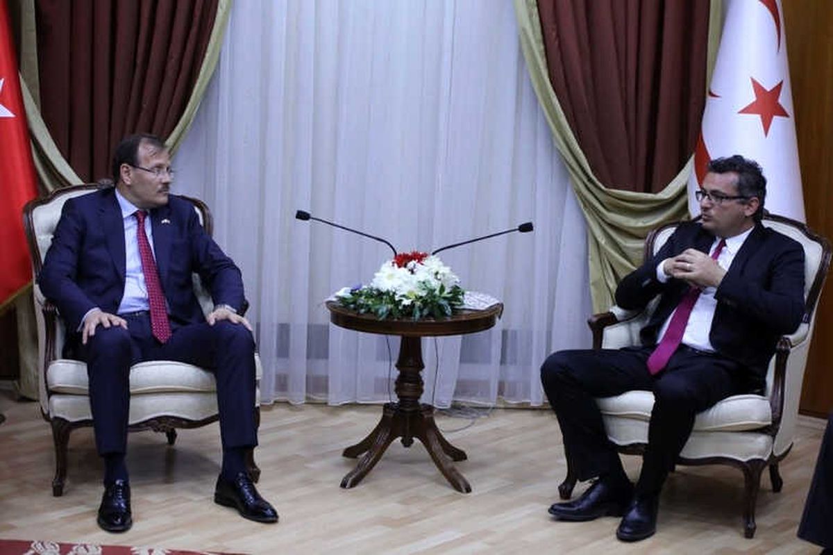Hakan Çavuşoğlu, KKTC Başbakanı Erhürman ile Bir Araya Geldi