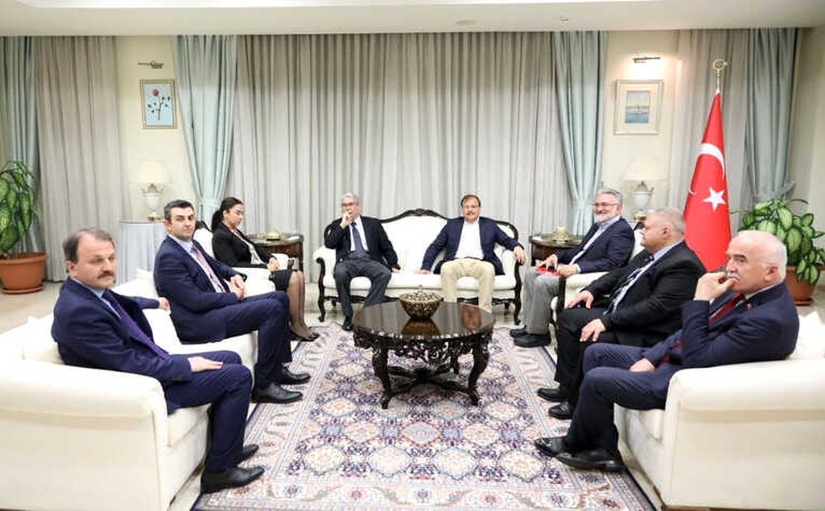 Hakan Çavuşoğlu, Lefkoşa Büyükelçiliğini Ziyaret Etti