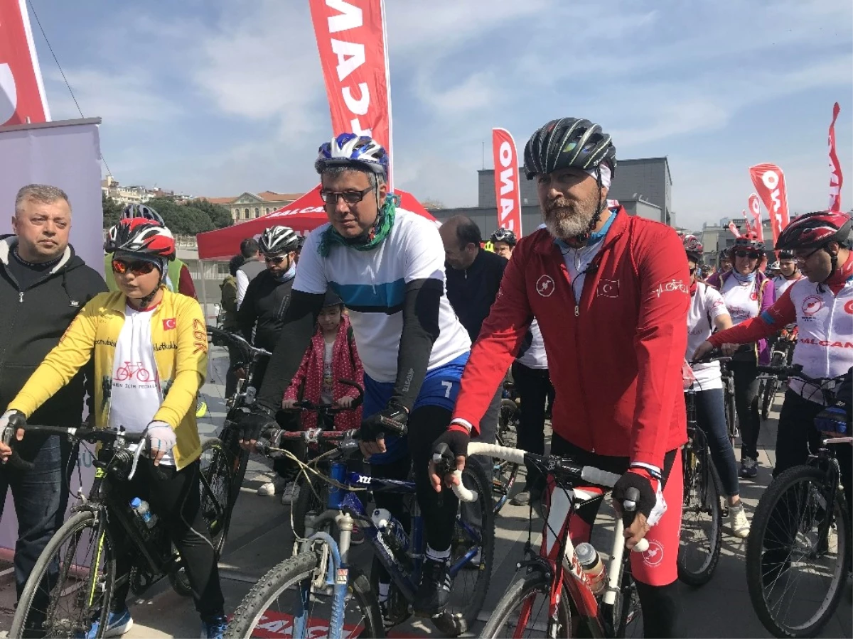 İstanbul\'da Bisikletliler Kalp İçin Pedalladı
