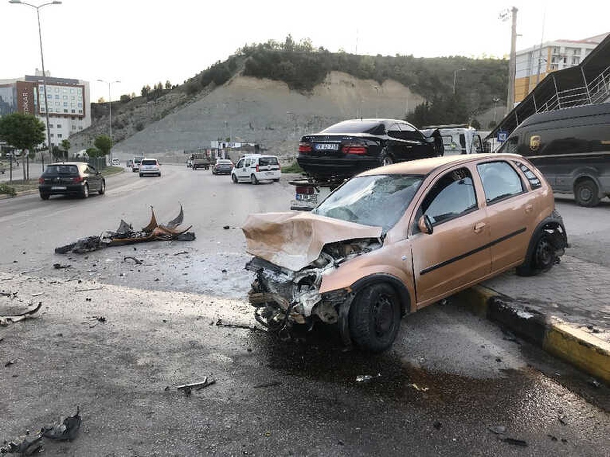 Kontrolden Çıkan Otomobil Üç Araca Çarptı: 3 Yaralı