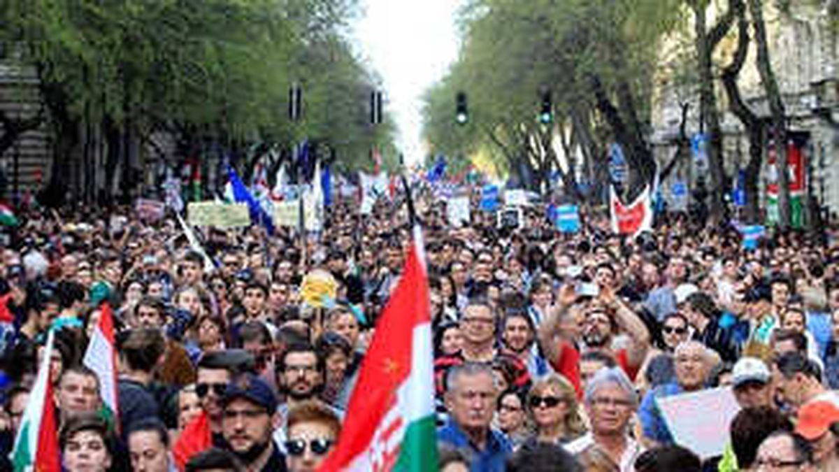 Macaristan\'da Hükümete Dev Protesto