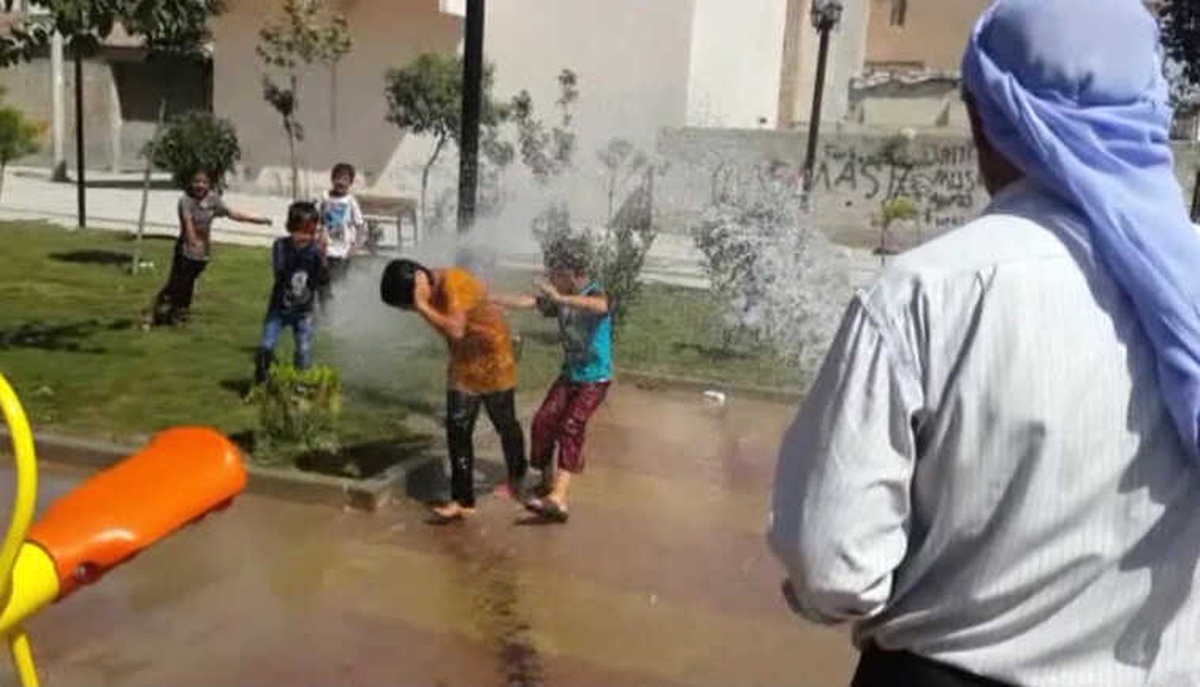 Çocukların Suyla Oyunu Görevliye Zor Anlar Yaşattı