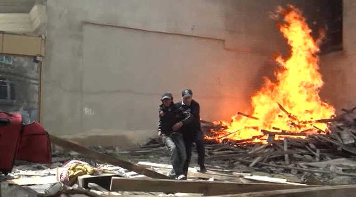 Kahraman Polis Madde Bağımlısını Alevlerin Arasından Kurtardı