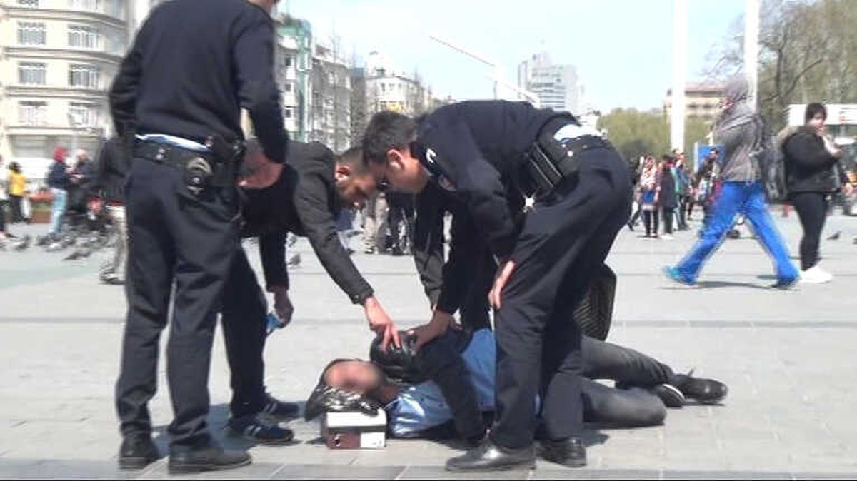 Taksim\'de Epilepsi Krizi Geçiren Genç Kendini Yerden Yere Attı