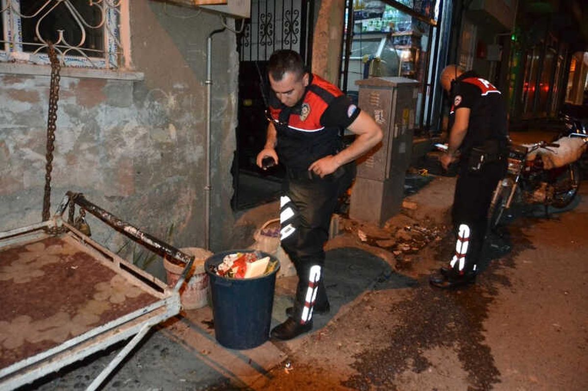 Polislerden Kaçamayacağını Anlayan Şahıs Uyuşturucuyu Çöpe Attı